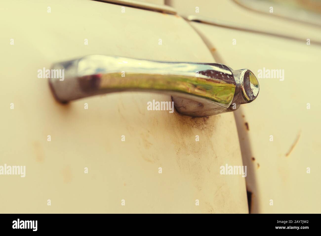 Poignée de porte de voiture sur l'ancienne voiture russe Banque D'Images