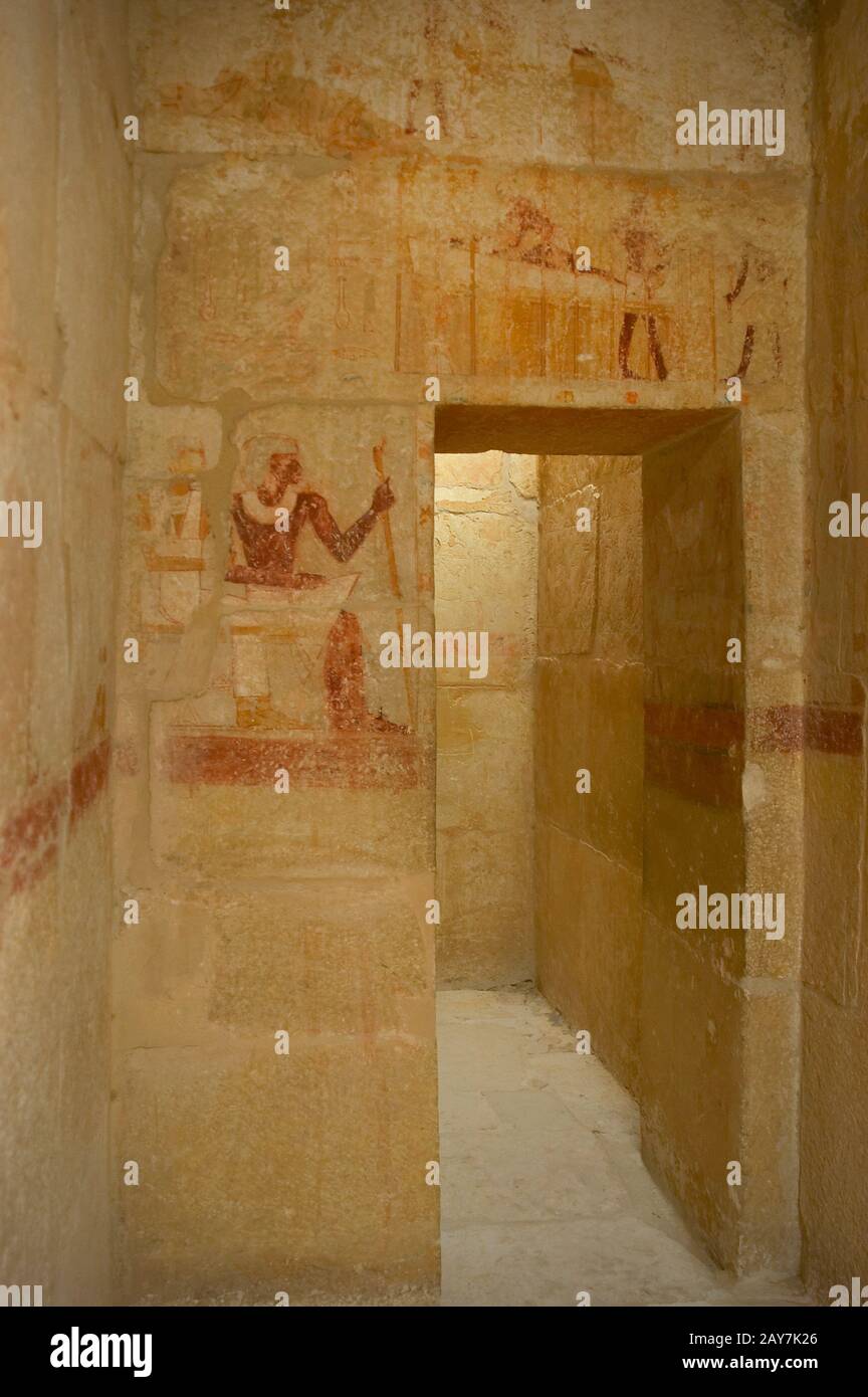 Vieux royaume d'Egypte. 5ème dynastie. Mastaba d'Iynefert (courtesan). Vue intérieure. Peinture polychrome représentant un homme assis. Nécropole de Saqqara. Basse Égypte. Banque D'Images