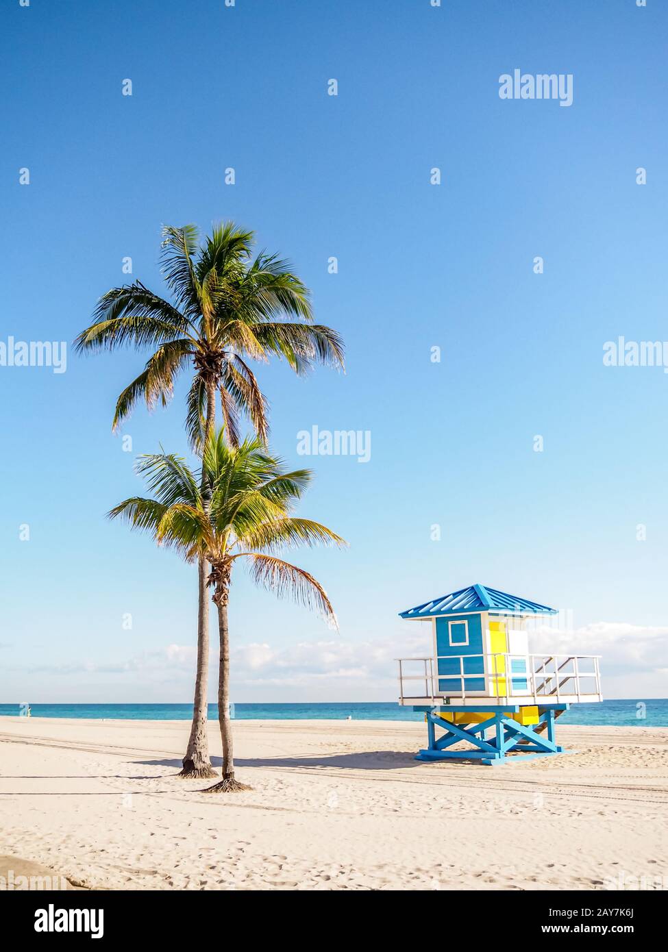 Un stand de sauveteur des Caraïbes avec des palmiers et un ciel bleu pour l'espace de copie. Banque D'Images