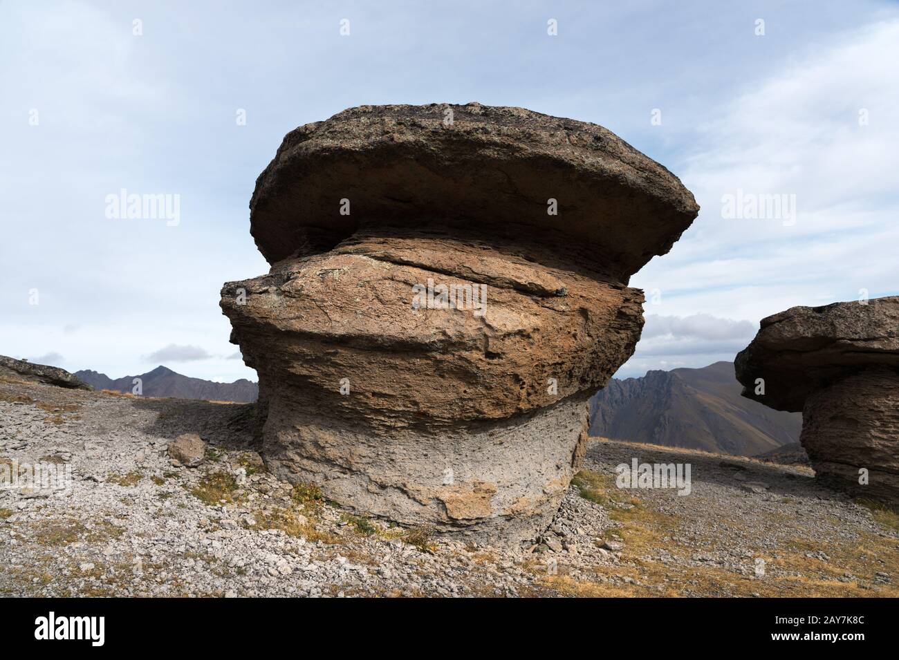 Champignons en pierre sur le mont Elbrus dans le nord du Caucase. Banque D'Images