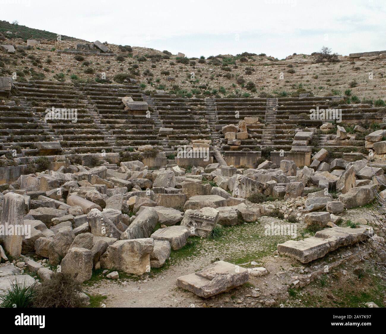 Syrie, Cyrrhus. Ancienne ville fondée par le roi Séléucide Seleucus i Necator. Plus tard sous domination romaine. Ruines du théâtre romain, CA. 100 ce-CA. 220 ce., construit sur une colline. Photo prise avant la guerre civile syrienne. Banque D'Images