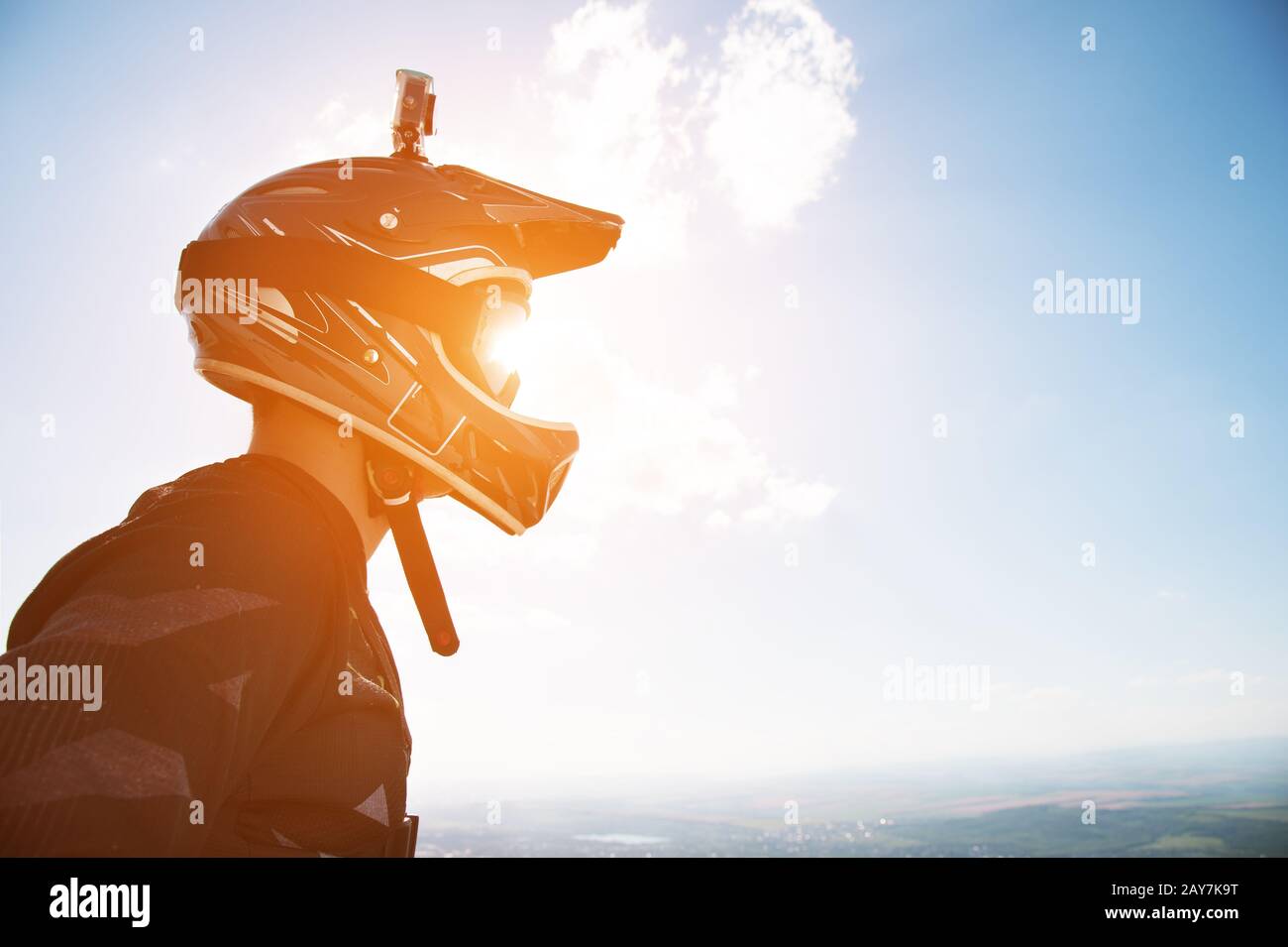 Portrait d'un vélo dans un casque intégral et des lunettes de soleil sur fond de montagne Banque D'Images