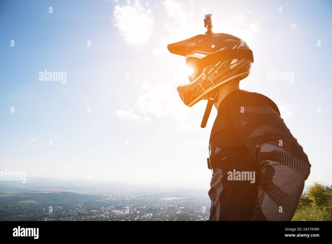 Portrait d'un vélo dans un casque intégral et des lunettes de soleil sur fond de montagne Banque D'Images
