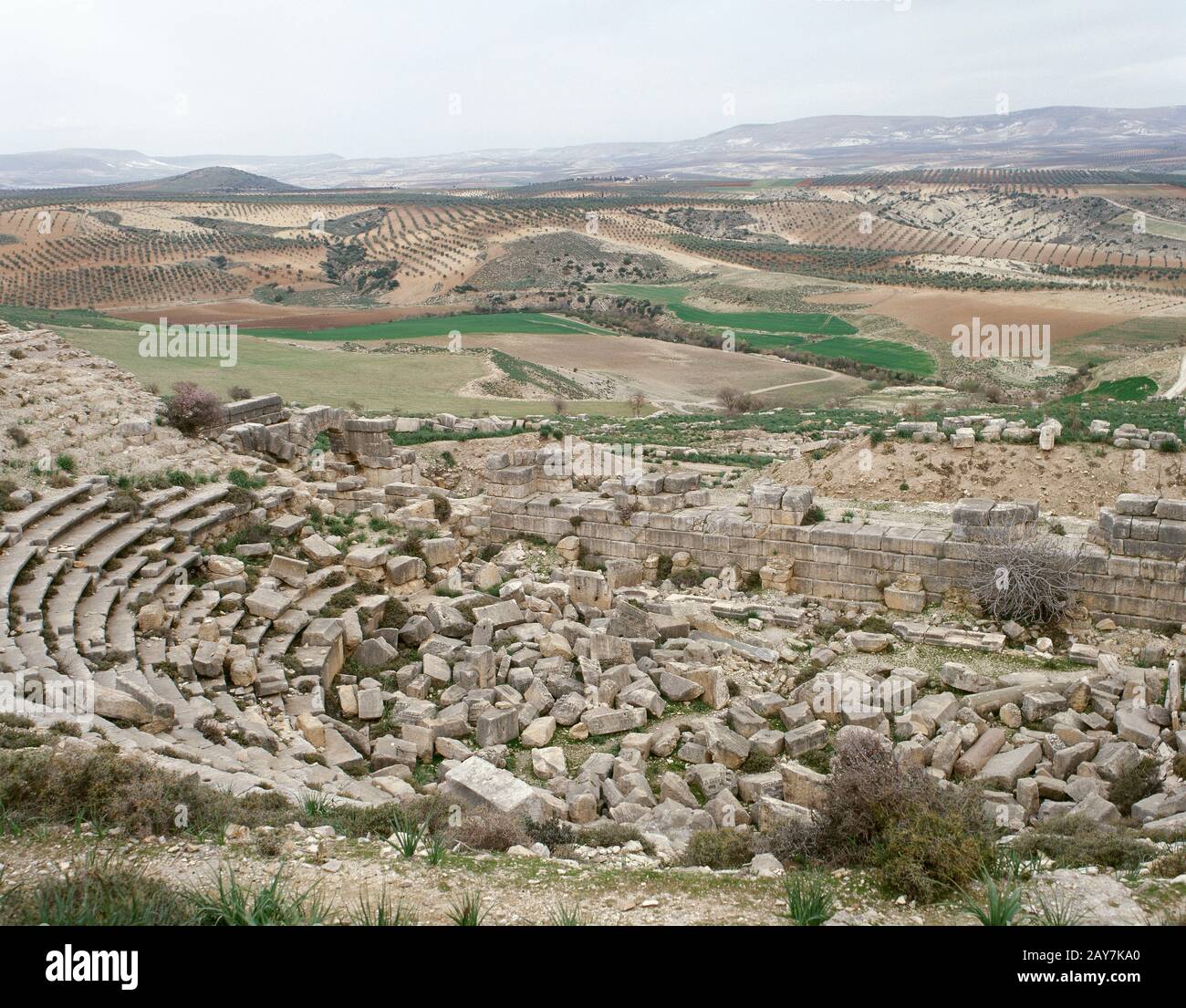 Syrie, Cyrrhus. Ancienne ville fondée par le roi Séléucide Seleucus i Necator. Plus tard sous domination romaine. Ruines du théâtre romain, CA. 100 ce-CA. 220 ce., construit sur une colline. Photo prise avant la guerre civile syrienne. Banque D'Images