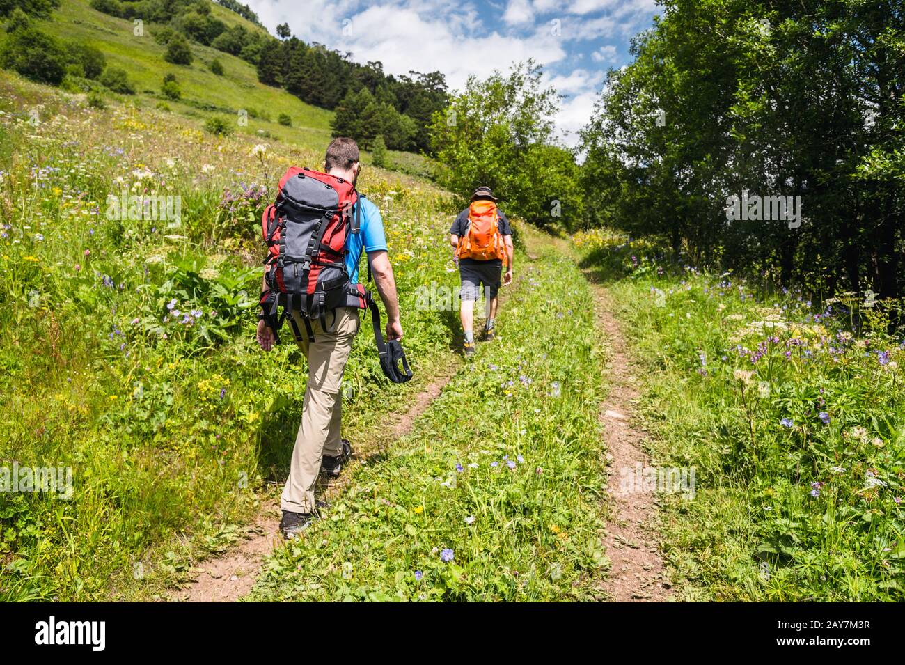 Portrait d'un groupe de touristes avec des sacs à dos grimpant une montagne Banque D'Images