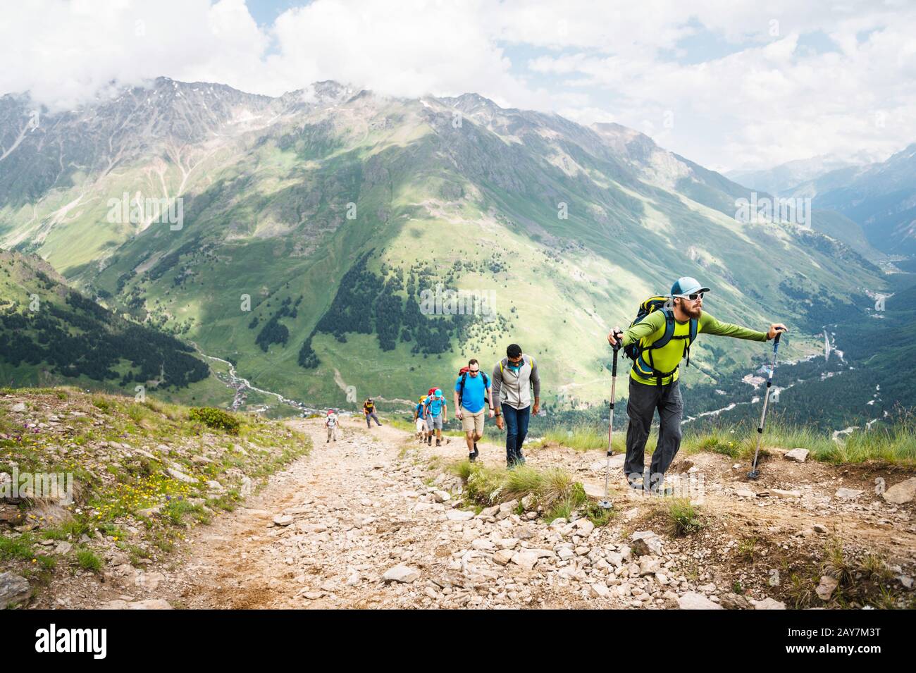 Portrait d'un groupe de touristes avec des sacs à dos grimpant une montagne Banque D'Images