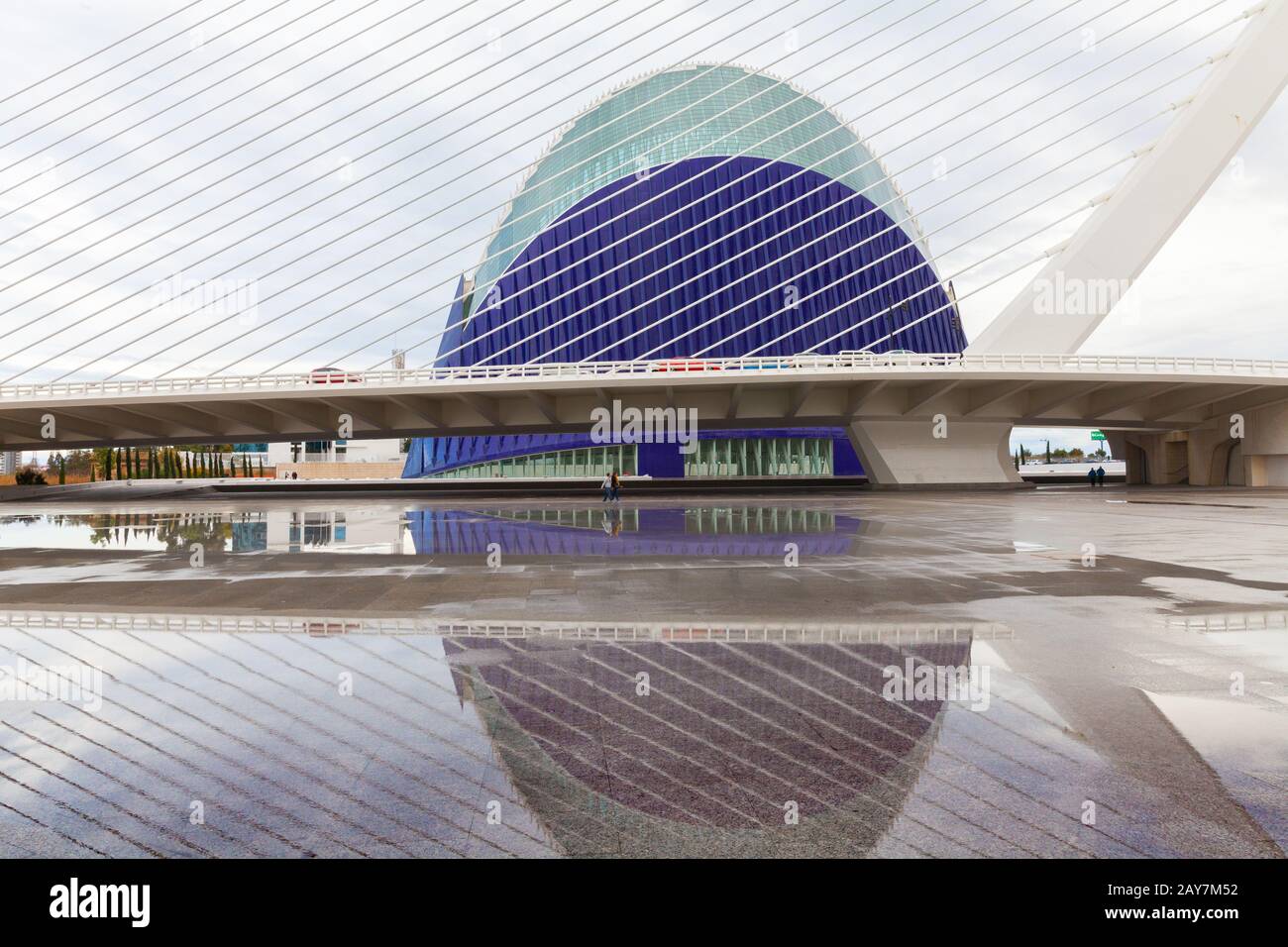Le bâtiment agora et le pont avec réflexion de Santiago Calatrava Valencia Banque D'Images