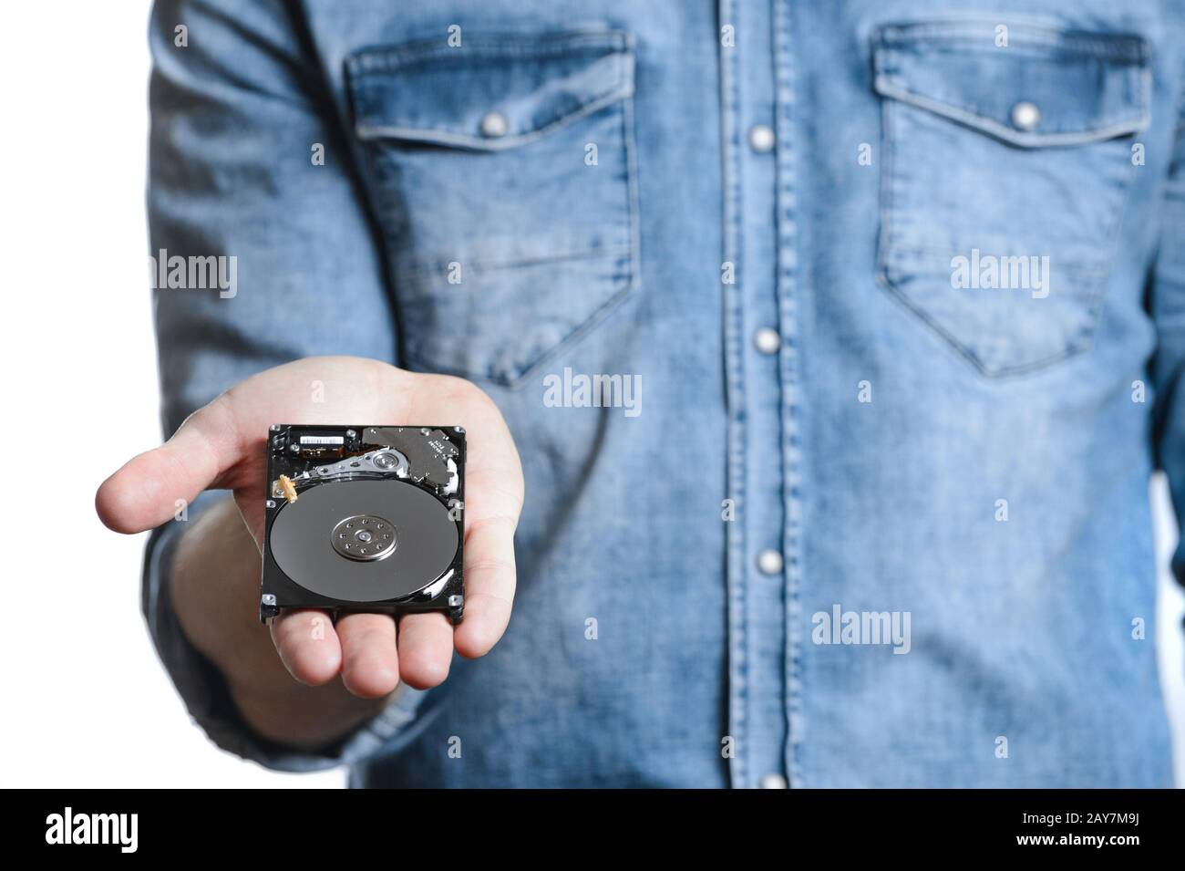 La main de l'homme tient un disque dur de 2,5 pouces. Isolé sur fond blanc. Banque D'Images
