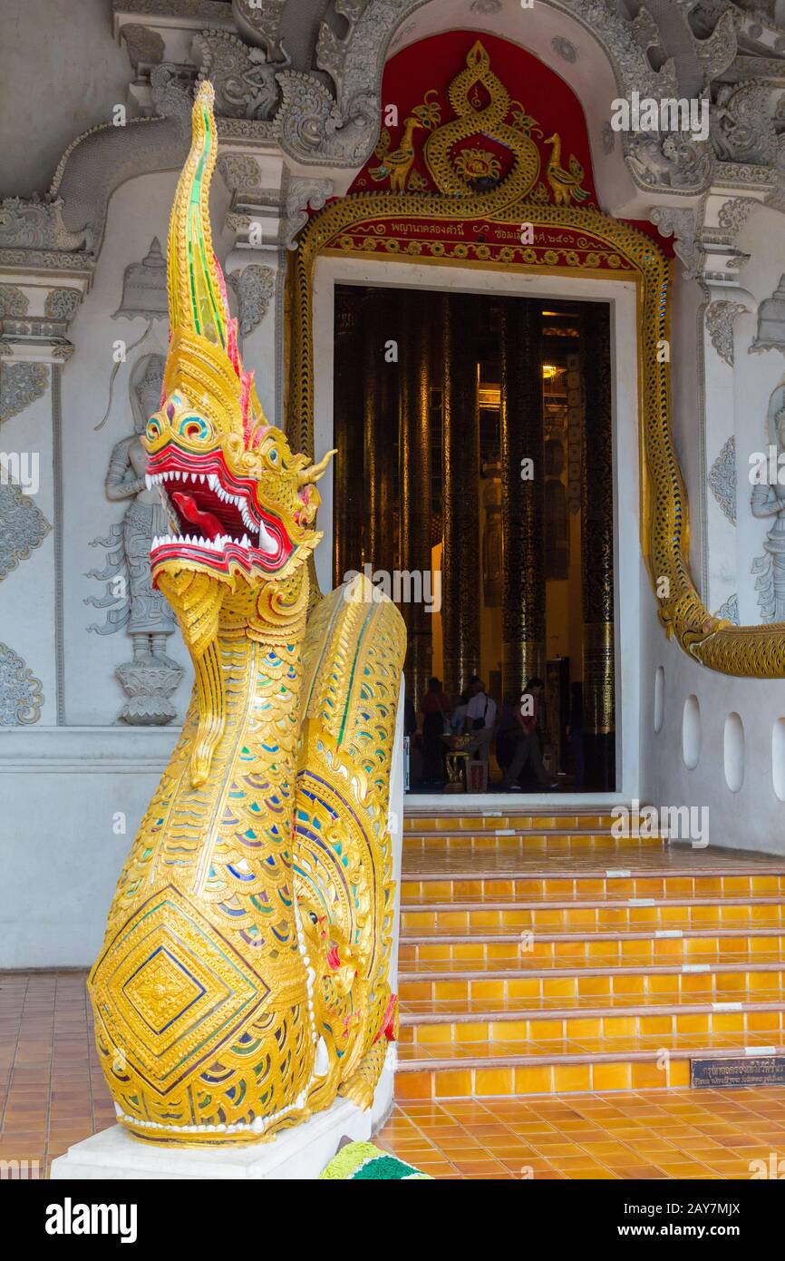 Temple Wat Chedi Luang Chiang Mai près du dragon à l'entrée Banque D'Images