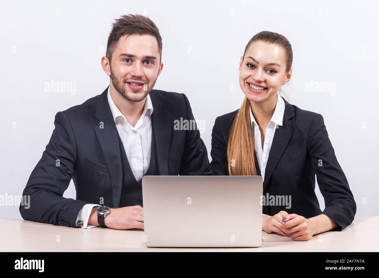 Photo de deux employés travaillant ensemble sur PC Banque D'Images