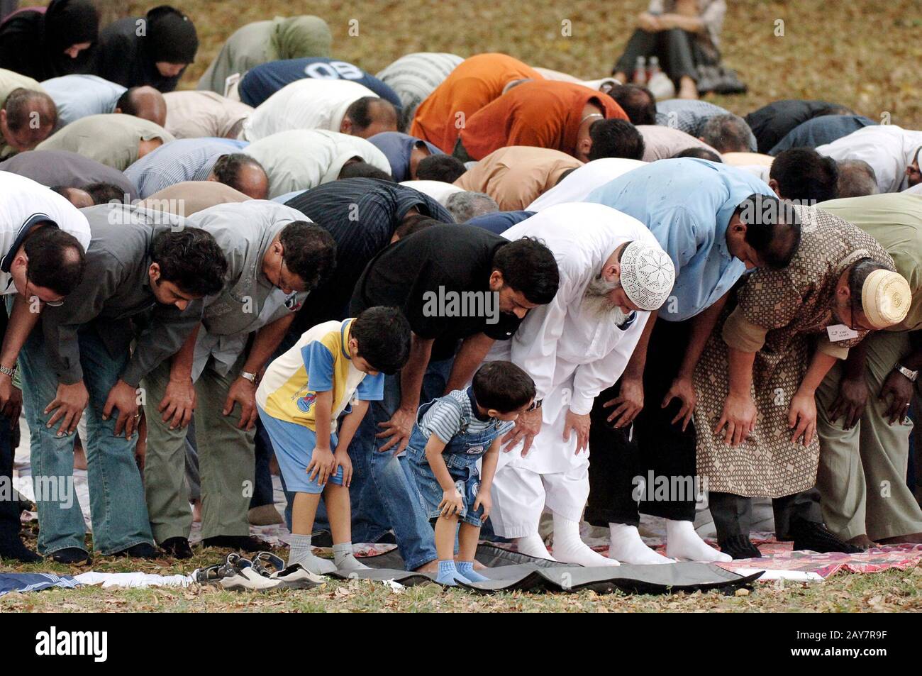 Austin, Texas: 12 novembre 2005: Après-midi prières ASR à la fin du festival de Ramadan (Eid) où la communauté musulmane du centre du Texas accueille toutes les confessions à un rassemblement et présente la nourriture, la danse et les festivités du monde musulman. L'événement est parrainé par le Forum des musulmans pour l'unité (FMU) du centre du Texas. ©Bob Daemmrich Banque D'Images