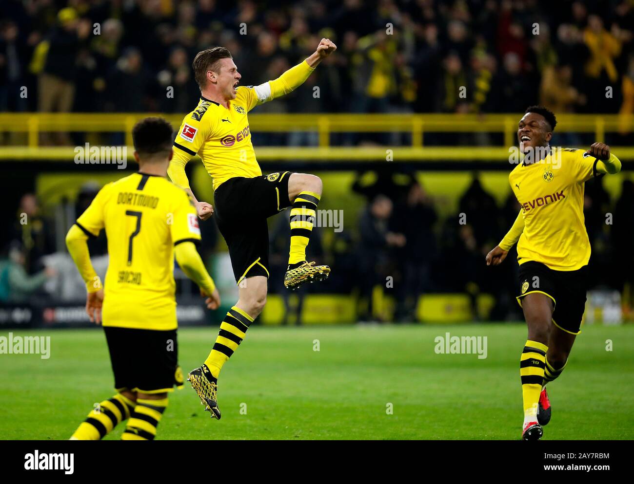 Dortmund, Allemagne, signal-Iduna-Park, 14 février 2020: Lukasz Piszczek de Borussia Dortmund célèbre avoir marqué l'objectif 1:0 lors du premier match de Bundesliga Borussia Dortmund contre Eintracht Frankfurt en la saison 2019/2020. La réglementation DFL interdit l'utilisation de photographies comme séquences d'images et/ou quasi-vidéo. Mika Volkmann/Alay Live News Banque D'Images