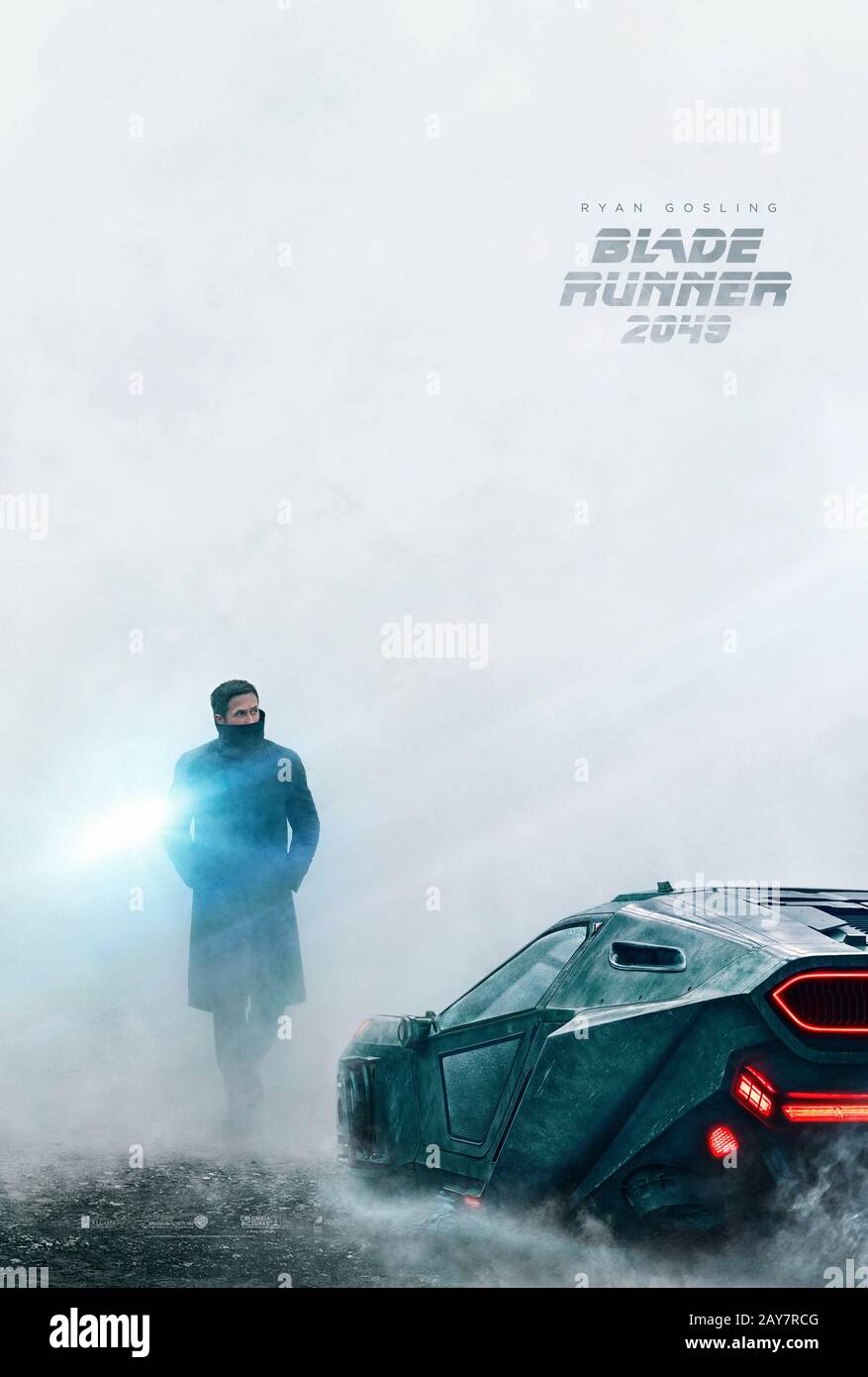 2049 Blade Runner (2017) réalisé par Denis Villeneuve et avec Harrison Ford, Ryan Gosling, Ana de Armas et Jared Leto. Une suite à la série classique 1982 Trente ans plus tard, où un nouveau blade runner découvre un secret. Banque D'Images
