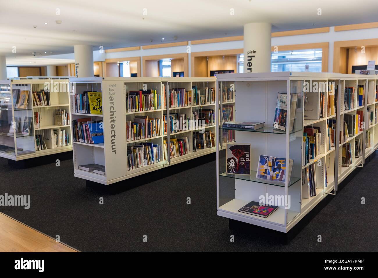 AMSTERDAM PAYS-BAS - 25 AVRIL 2017 : intérieur de la bibliothèque publique centrale le 25 avril 2017 à Amsterdam Pays-Bas Banque D'Images