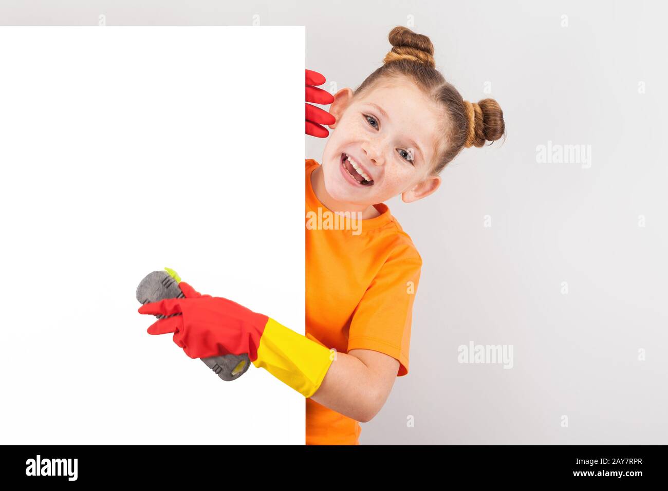 Happy little girl dans les gants avec des brosses Banque D'Images
