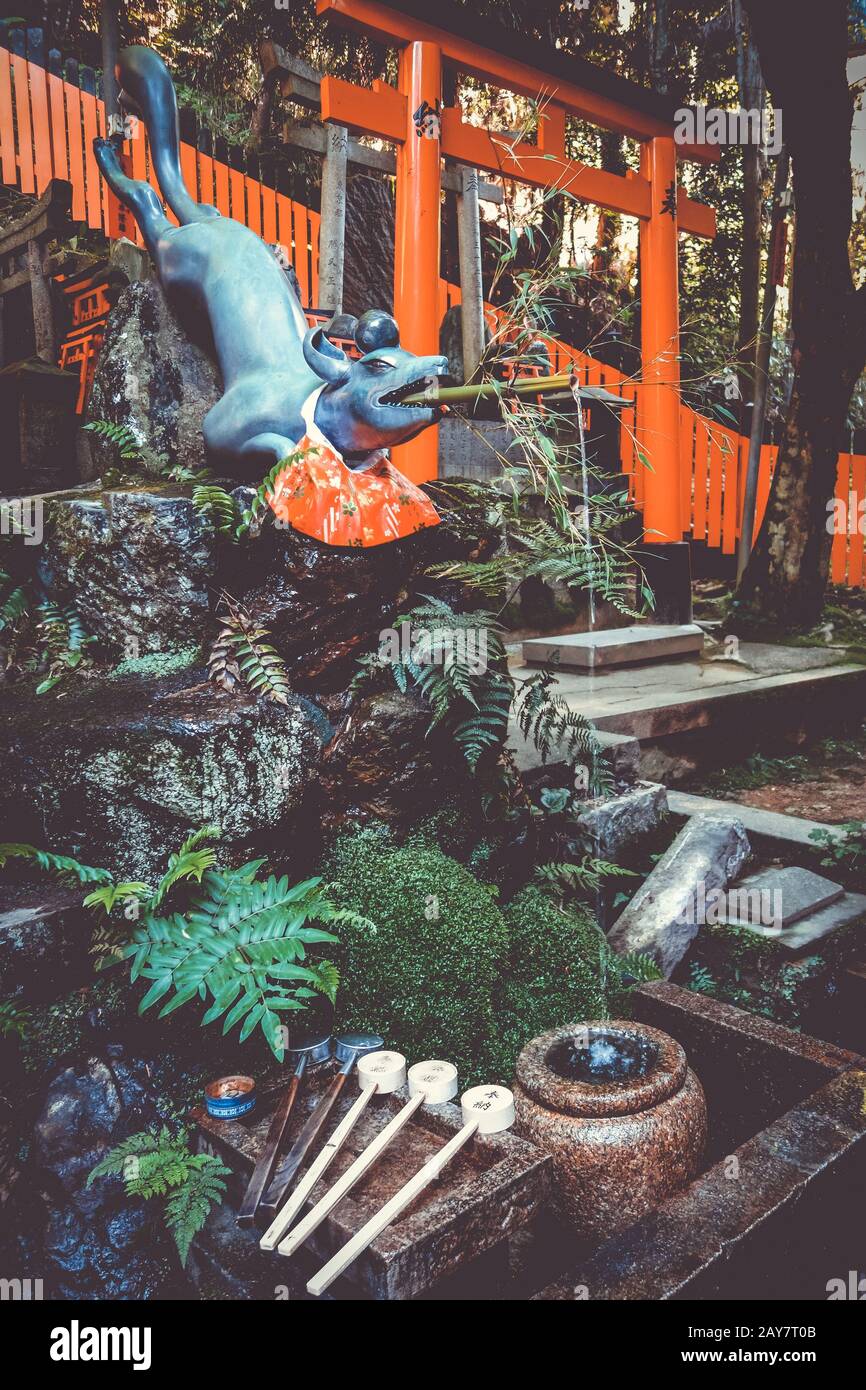 Fontaine de purification Fox au Sanctuaire Fushimi Inari Taisha, Kyoto, Japon Banque D'Images