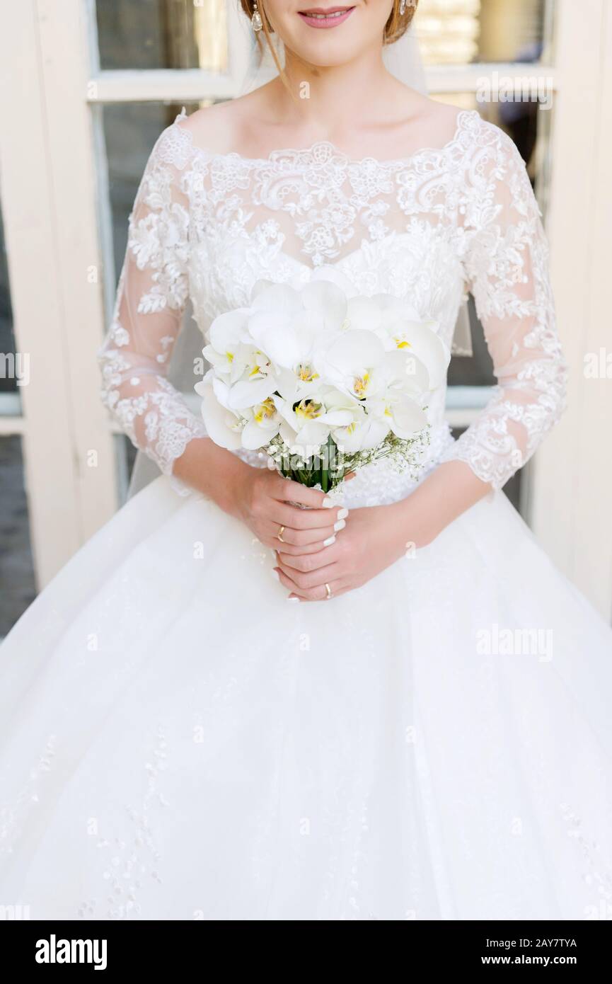 gros plan d'une mariée tenant un bouquet de mariage Banque D'Images