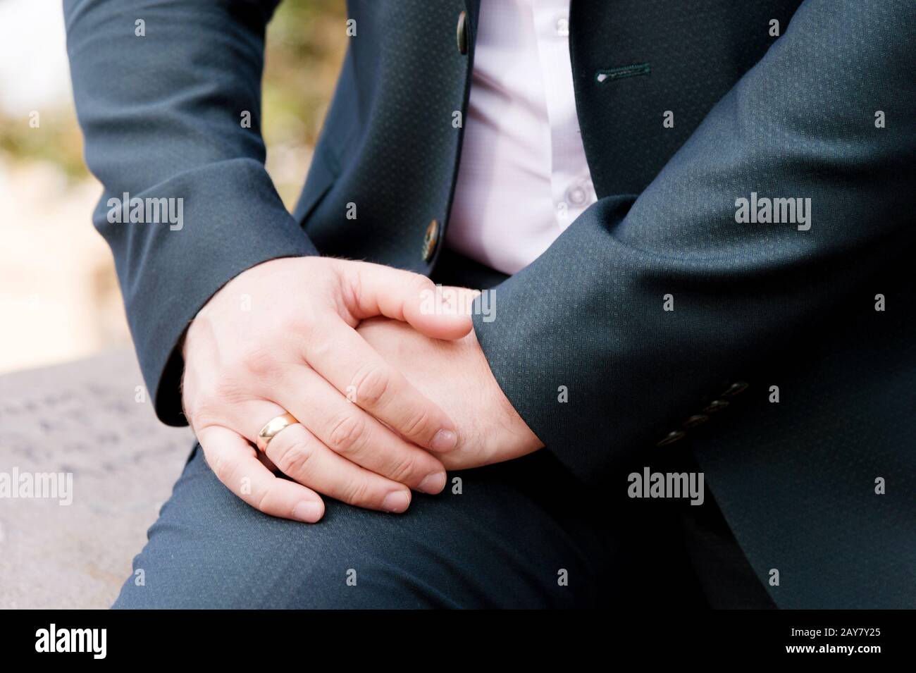 la main d'un homme assis sur la nature dans le fond d'un rocher Banque D'Images
