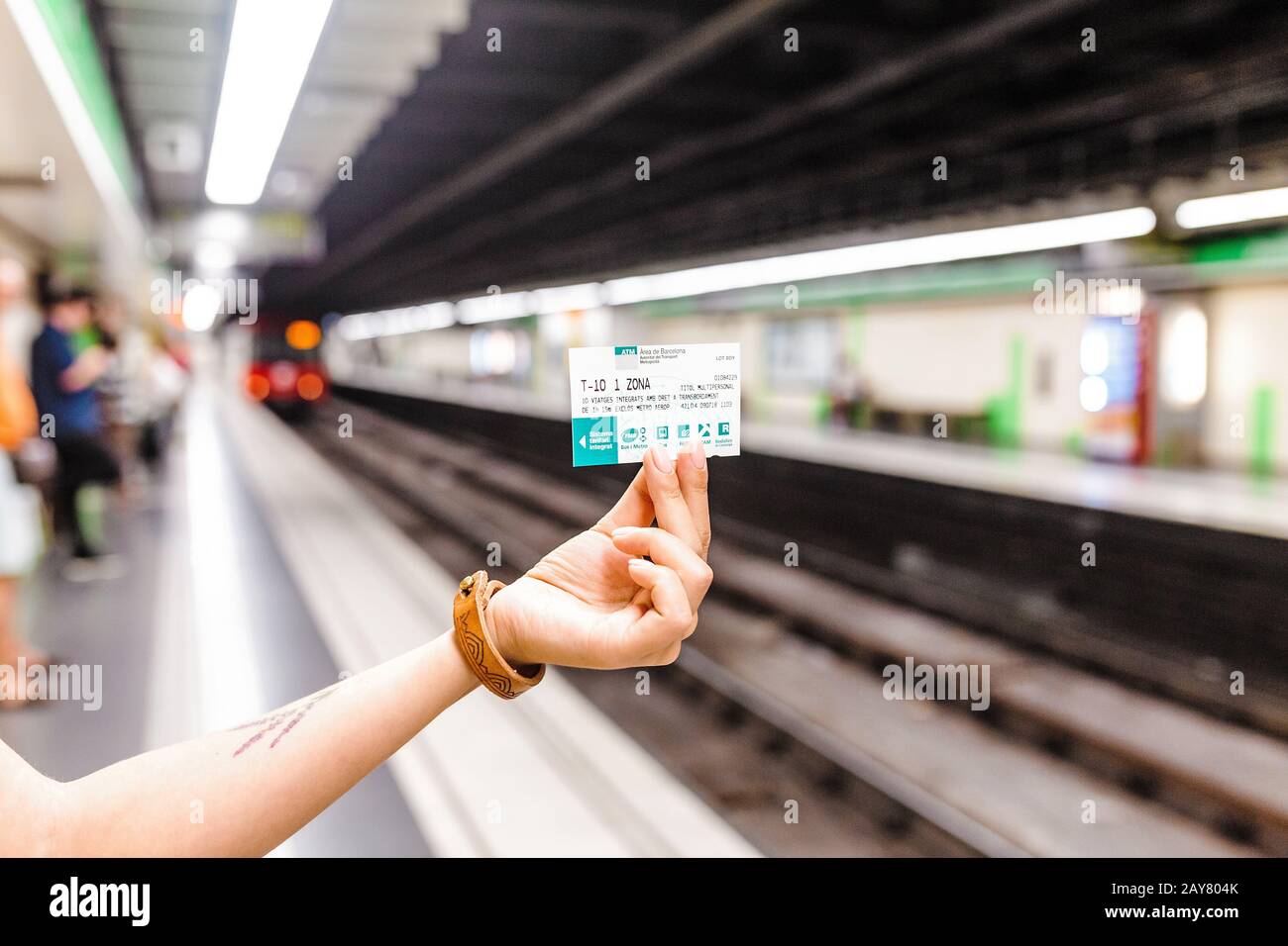 10 JUILLET 2018, BARCELONE, ESPAGNE: Femme voyageur détient le billet T-10 pour les transports en commun de Barcelone en métro Banque D'Images
