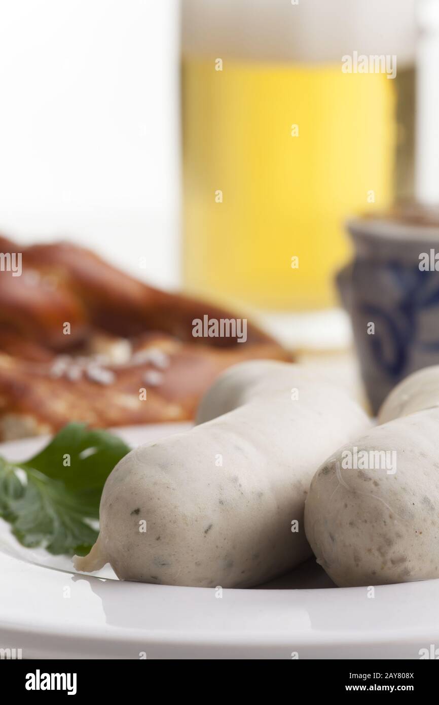 Saucisses blanches bavaroises avec bretzel Banque D'Images