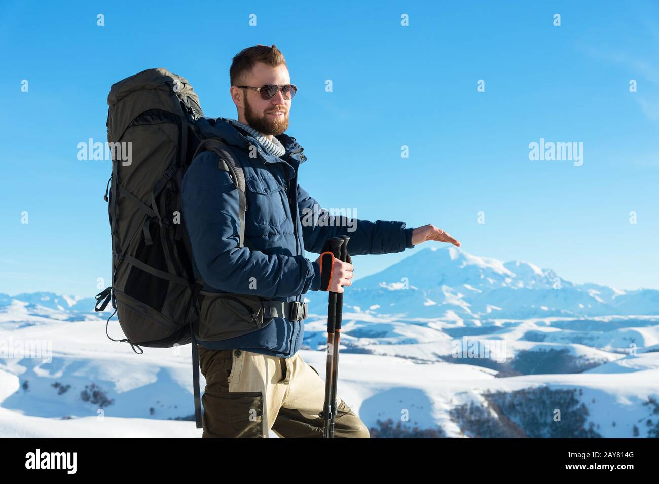 Un voyageur hipster avec une barbe portant des lunettes de soleil dans la nature. Banque D'Images