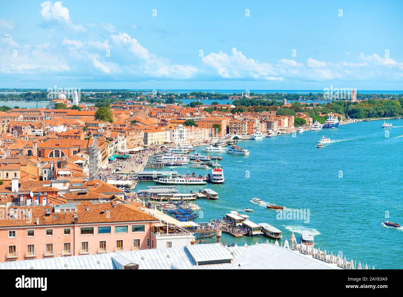 Vue depuis le Campanile clocher sur les bateaux et navires à Grand Canal Banque D'Images