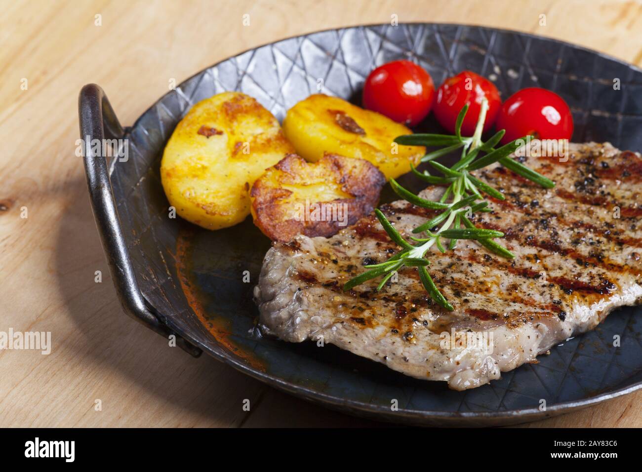 Steak grillé au romarin dans une poêle Banque D'Images