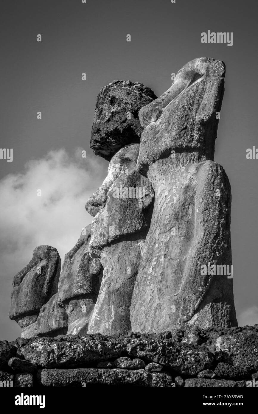 Statues Moais, ahu Tongariki, l'île de Pâques. Photo noir et blanc Banque D'Images