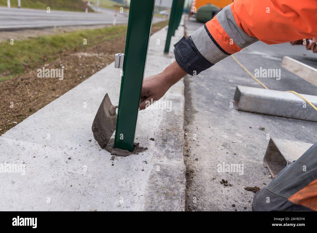 Bricklayer concrétisant un mur de jardin avec une truelle - gros plan Banque D'Images