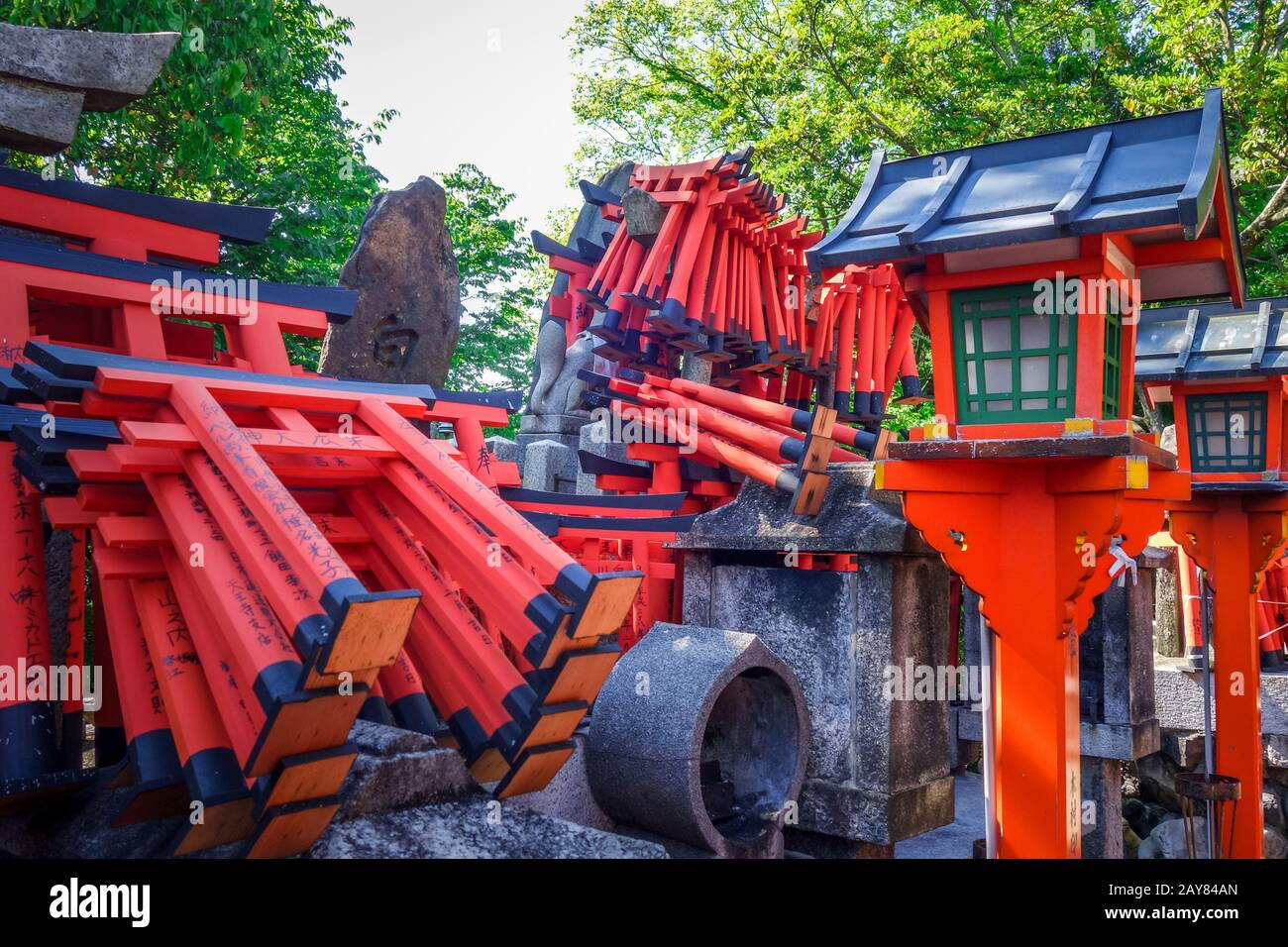 Dons à Fushimi Inari Taisha, Kyoto, Japon Banque D'Images