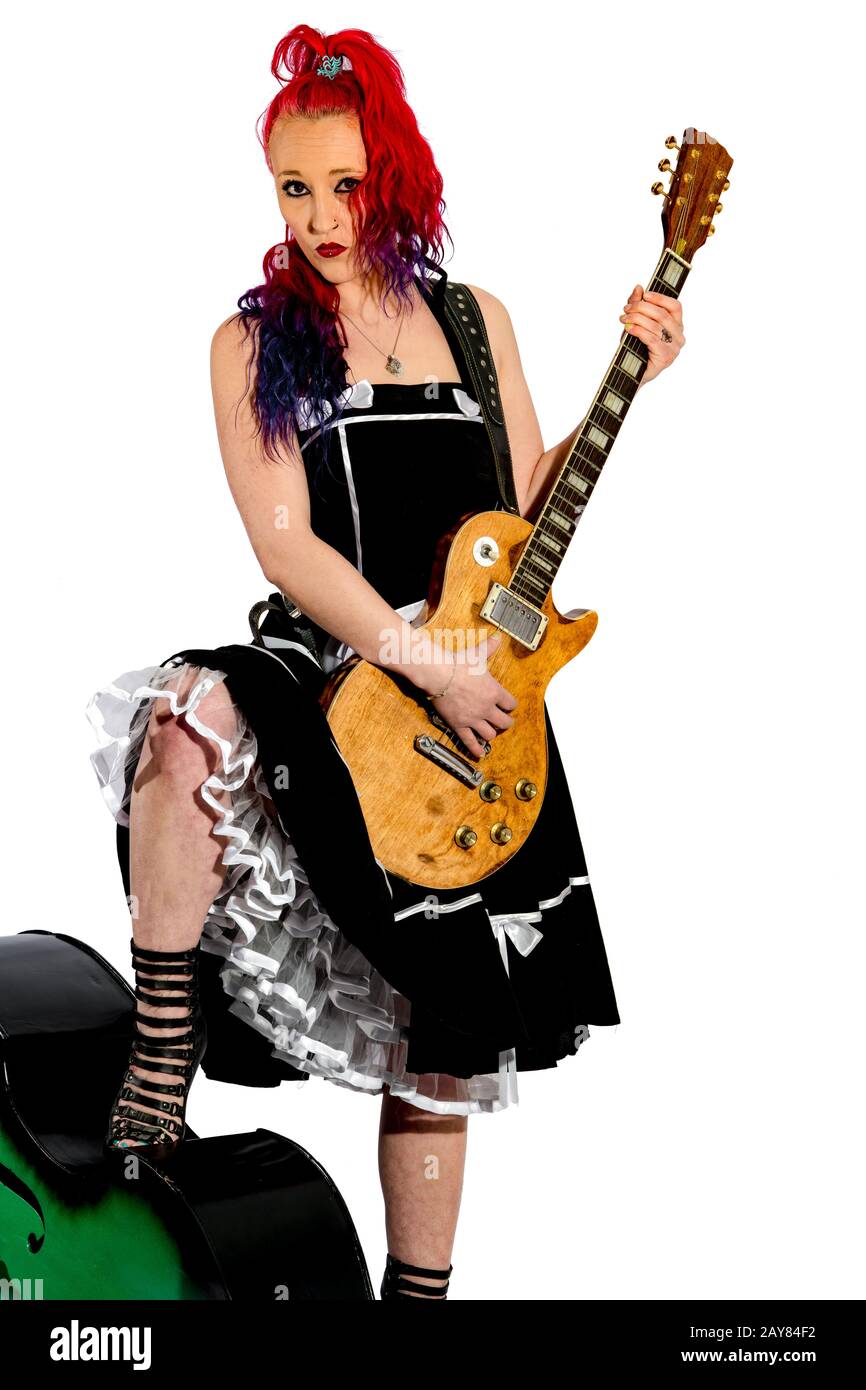 Rock'n'Roll chanteur avec cheveux rouges, guitare et microphone Photo Stock  - Alamy