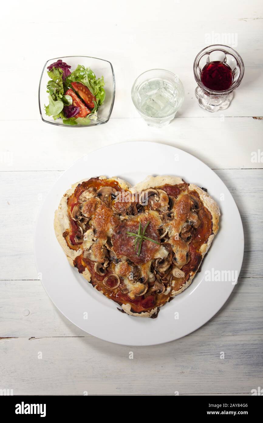 Pizza en forme de coeur Banque D'Images
