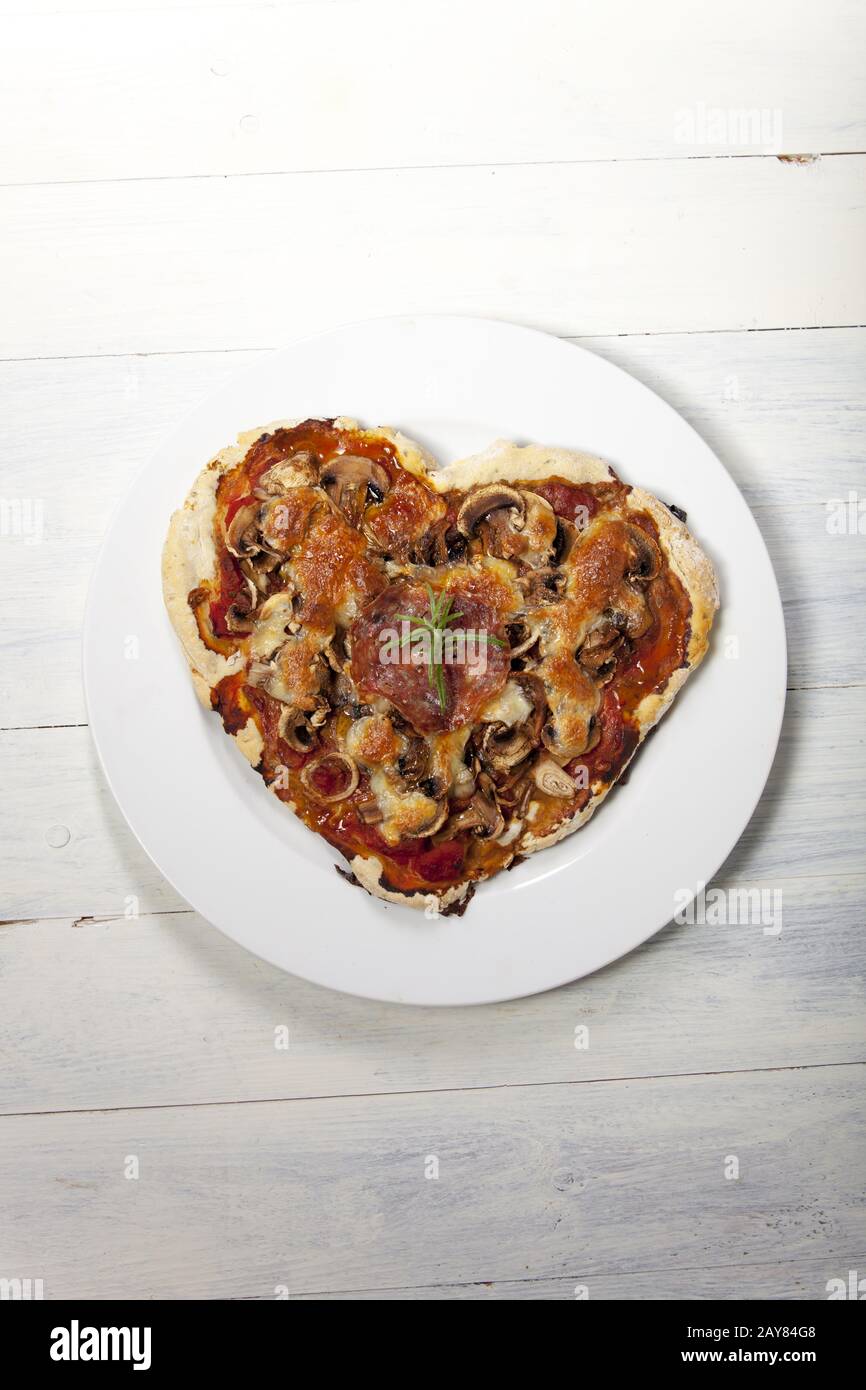 Pizza en forme de coeur Banque D'Images