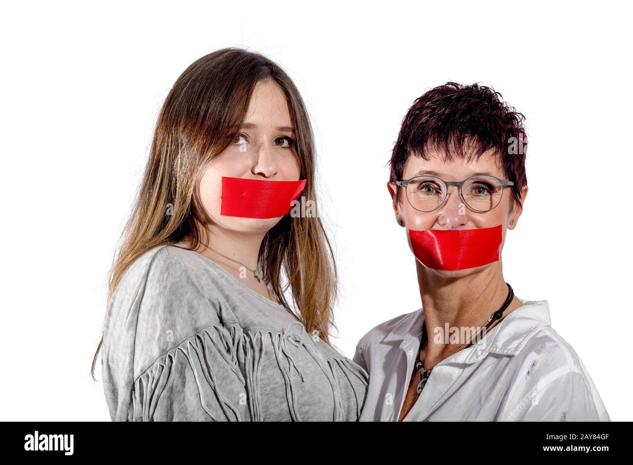 2 femmes avec une bande adhésive en avant de la bouche Banque D'Images