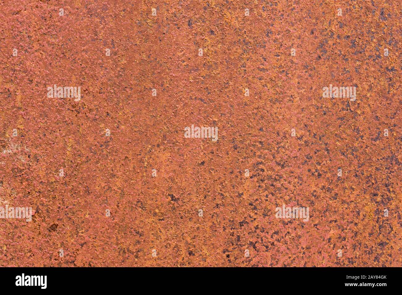 Surface métallique texturée rouillée jaune-rouge. La texture de la tôle est sujette à l'oxydation et à la corrosion. Fond Grunge Banque D'Images