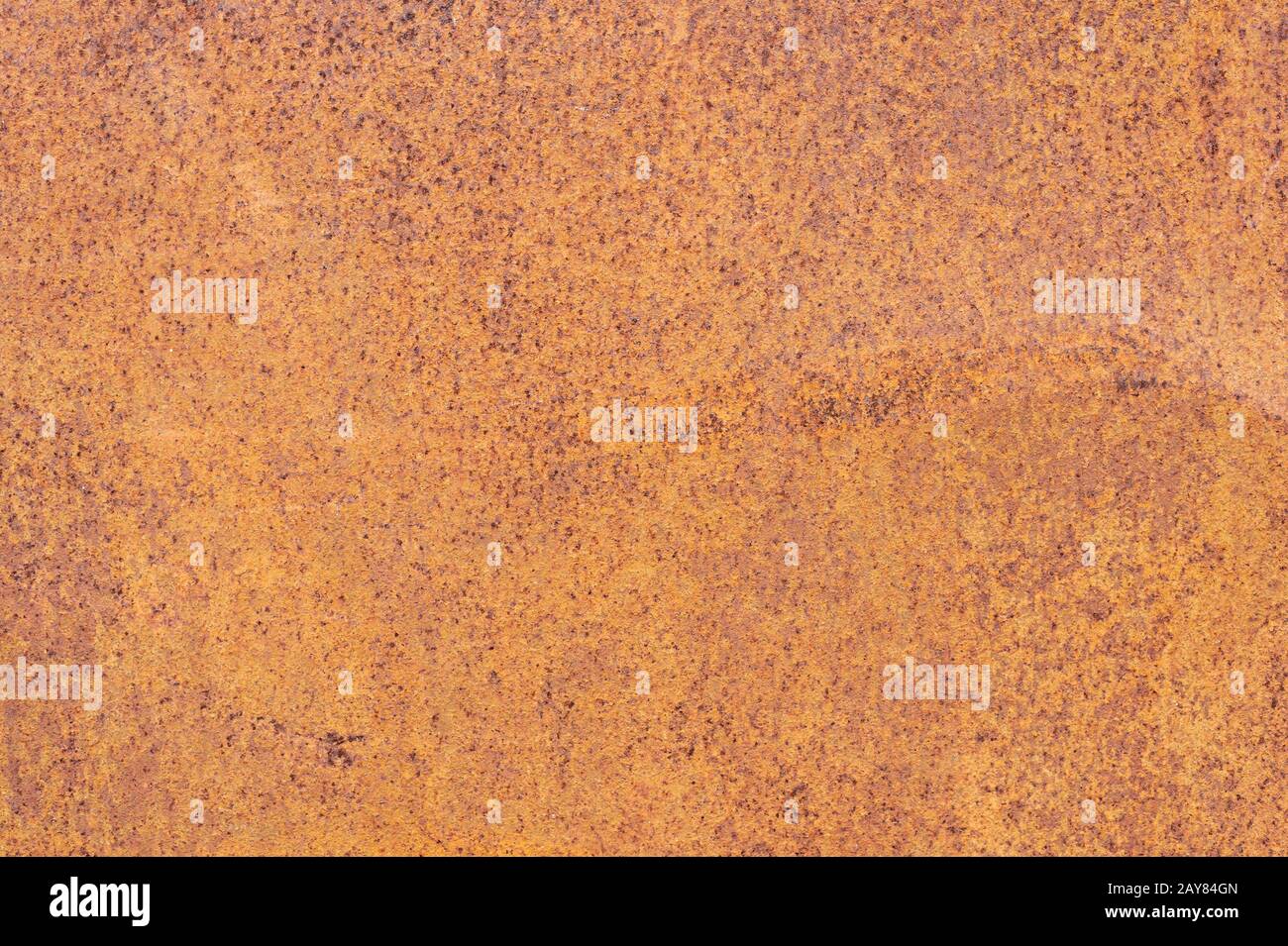 Surface métallique texturée rouillée jaune-rouge. La texture de la tôle est sujette à l'oxydation et à la corrosion. Fond Grunge Banque D'Images