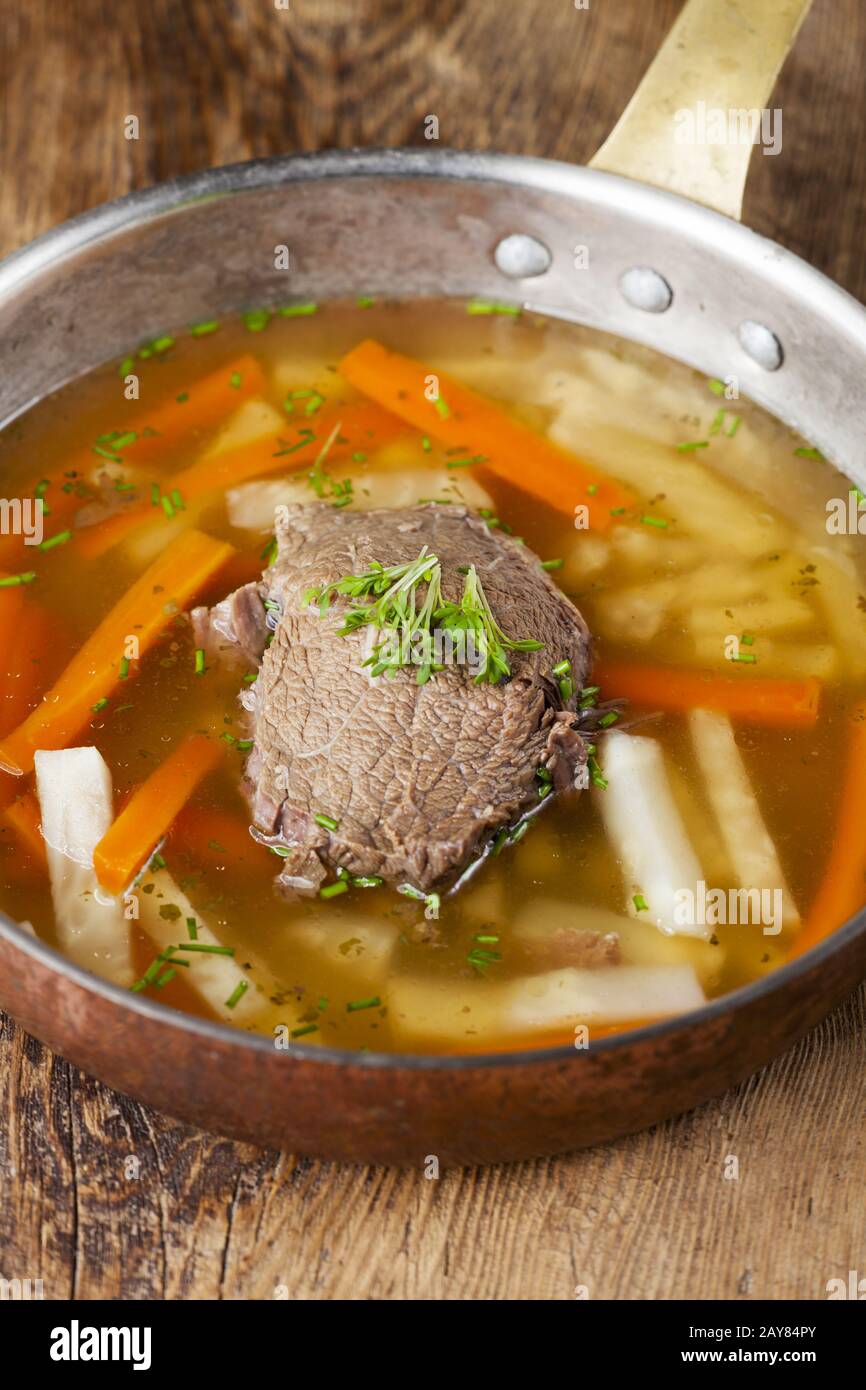 filet de bœuf bouilli dans un bouillon Banque D'Images