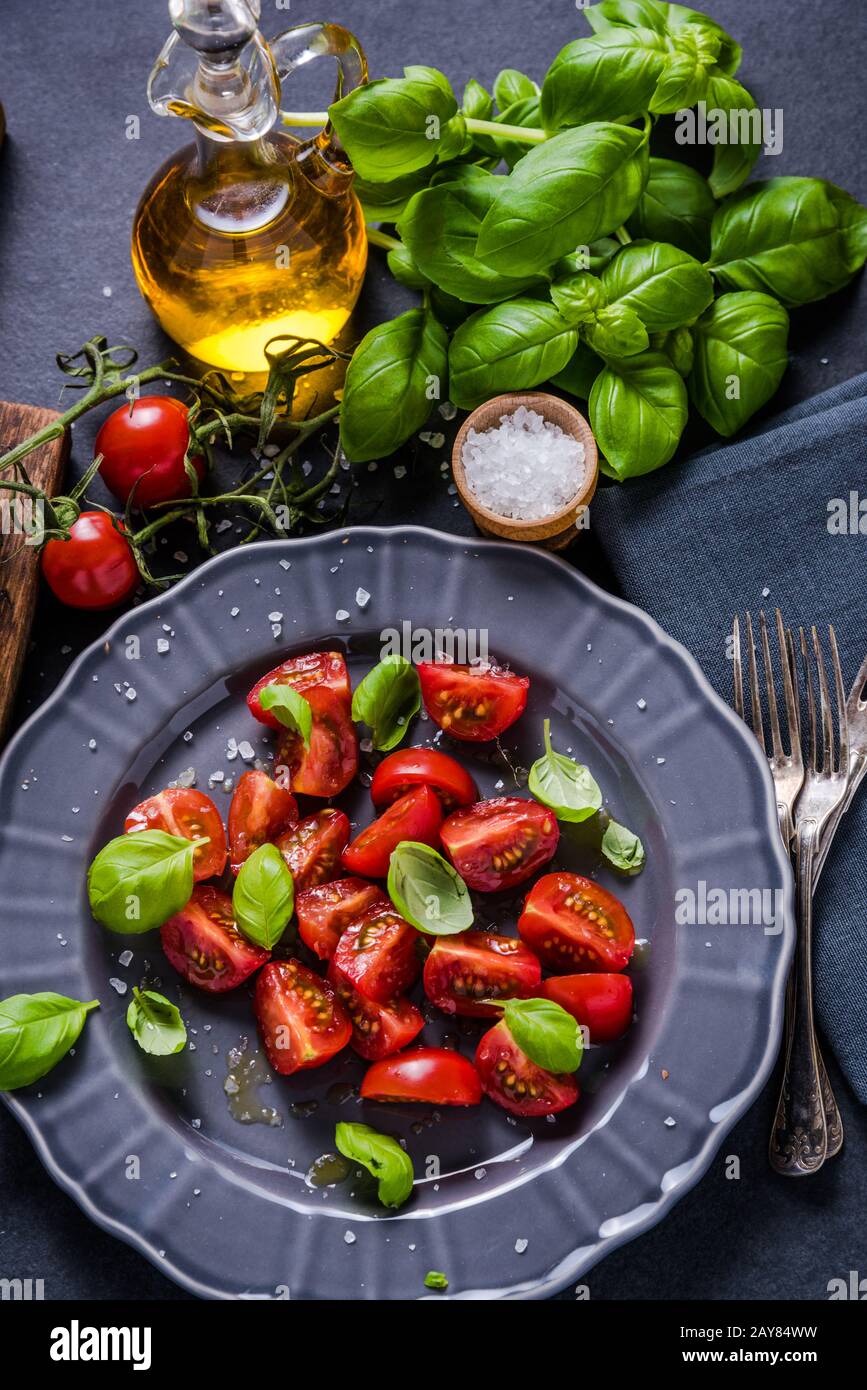 Plat simple et sain, tomate et basilic Banque D'Images