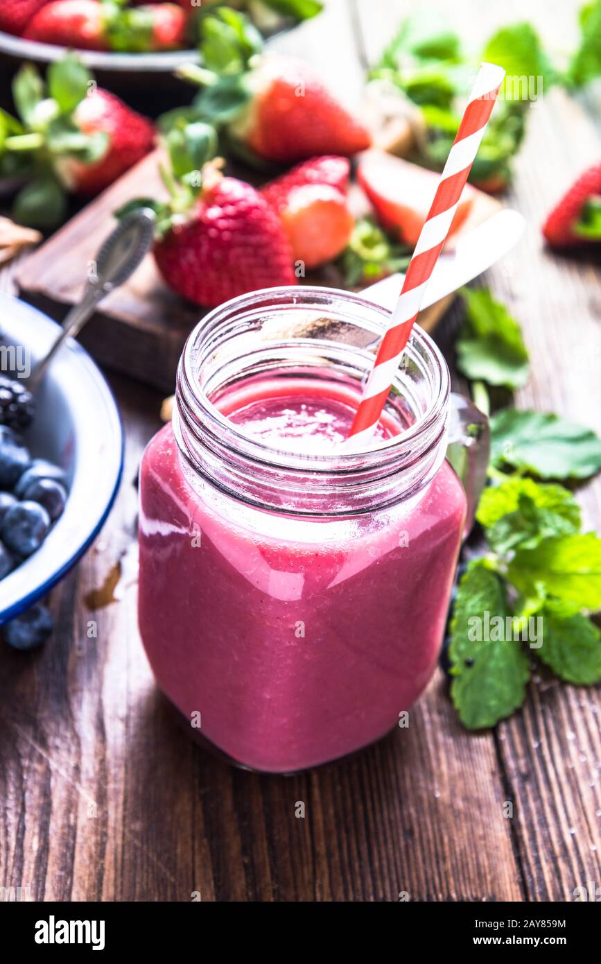 Concept de bien-être et de perte de poids, smoothie aux baies. Banque D'Images