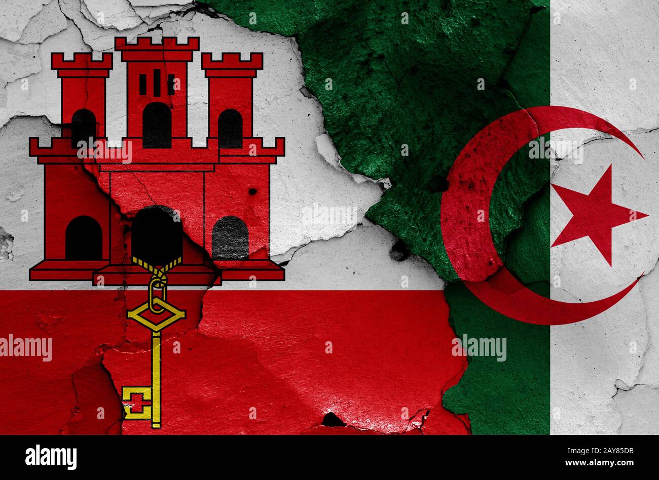 Drapeaux de Gibraltar et d'Algérie peints sur un mur fissuré Banque D'Images