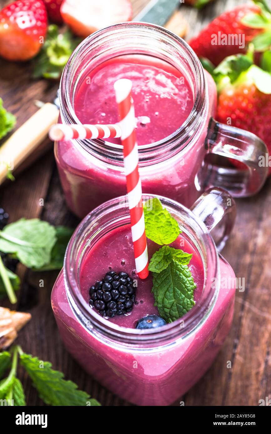 Concept de bien-être et de perte de poids, smoothie aux baies. Banque D'Images