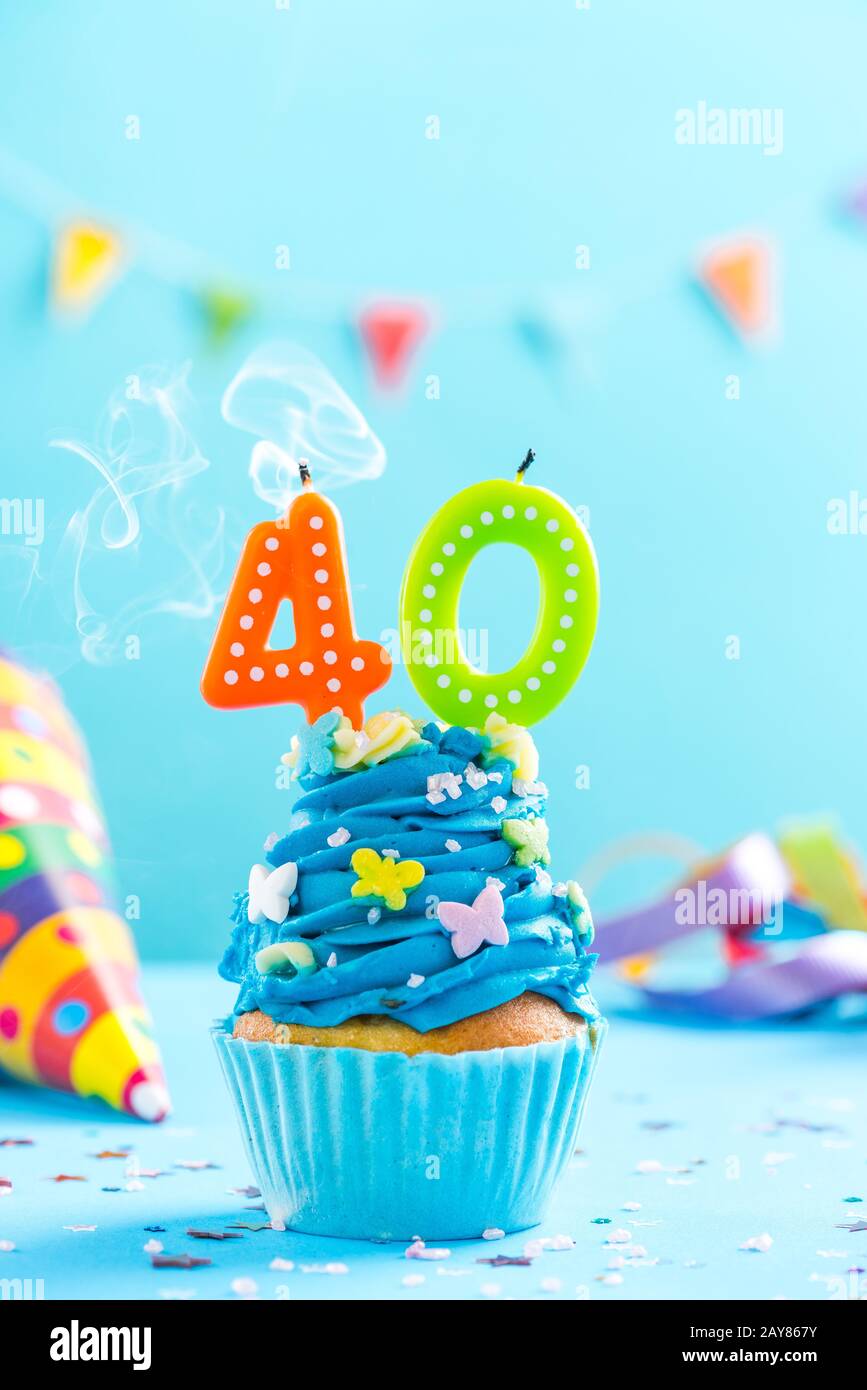 Quarantième 40ème cupcake d'anniversaire avec coup de bougie.maquette de carte. Banque D'Images