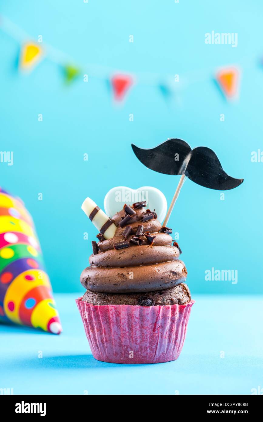 Cupcake avec moustache, maquette de carte d'anniversaire Banque D'Images