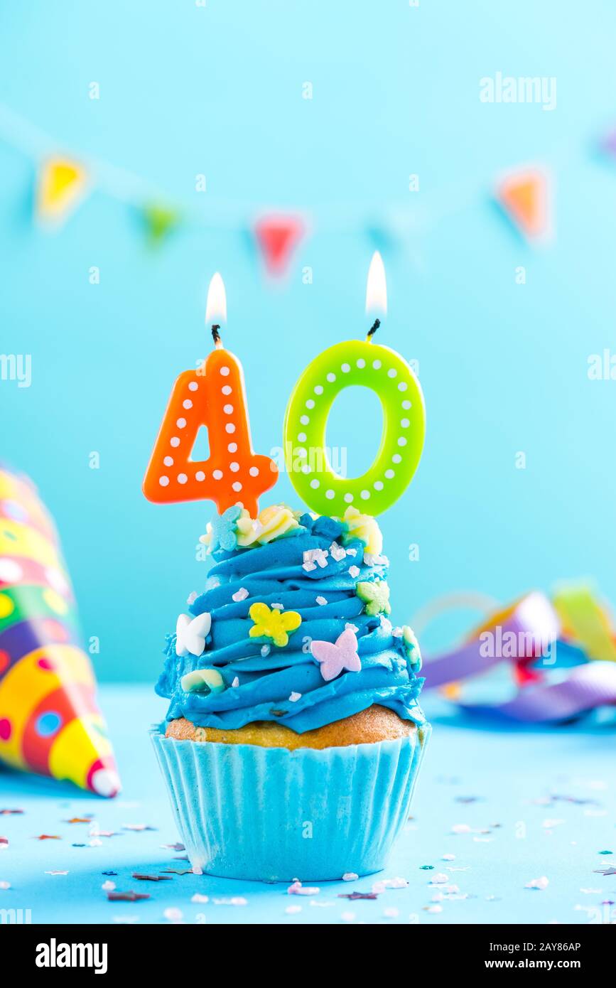 Quarantième 40ème anniversaire cupcake avec bougie. Maquette de carte. Banque D'Images