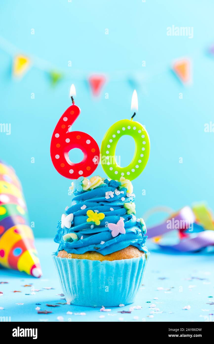 Soixantième cupcake d'anniversaire avec bougie. Maquette de carte. Banque D'Images