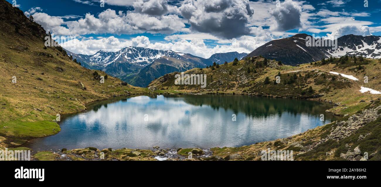 Grande vue panoramique sur le lac Tristala, Andorre Banque D'Images