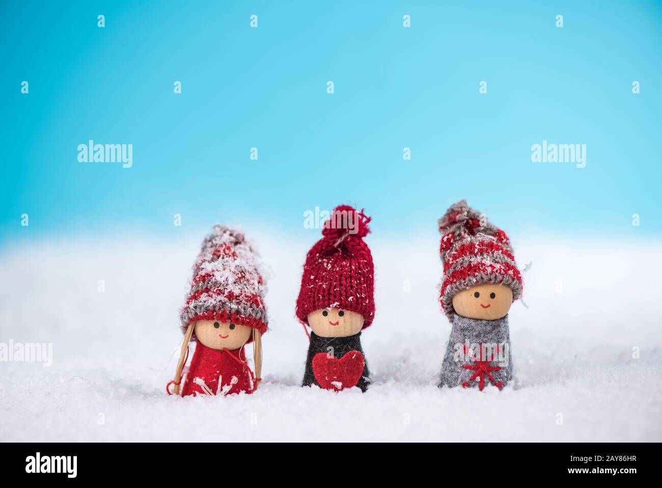 Les enfants heureux s'amusent dans la neige Banque D'Images