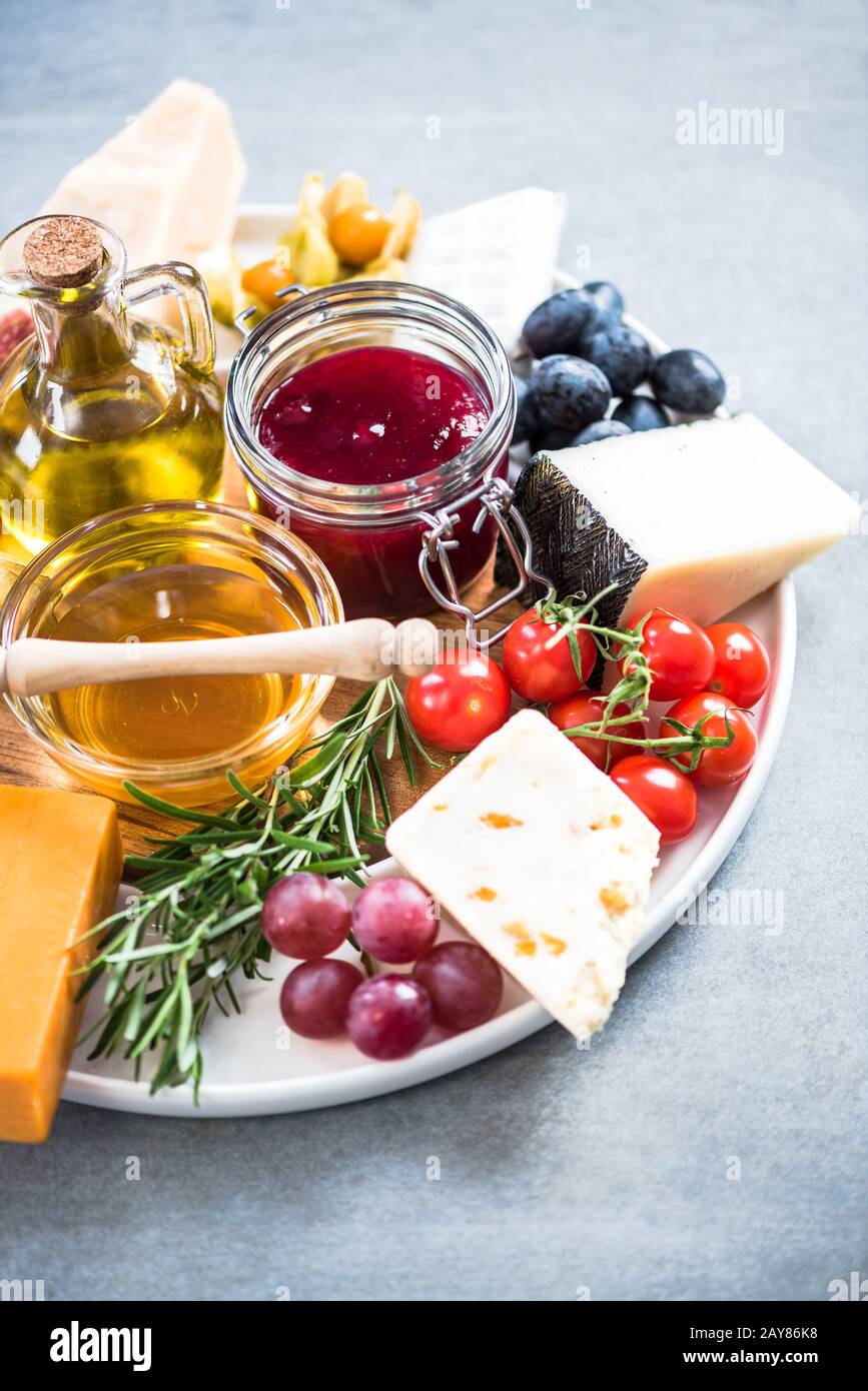 Plateau à fromage avec canneberges et fruits d'automne Banque D'Images