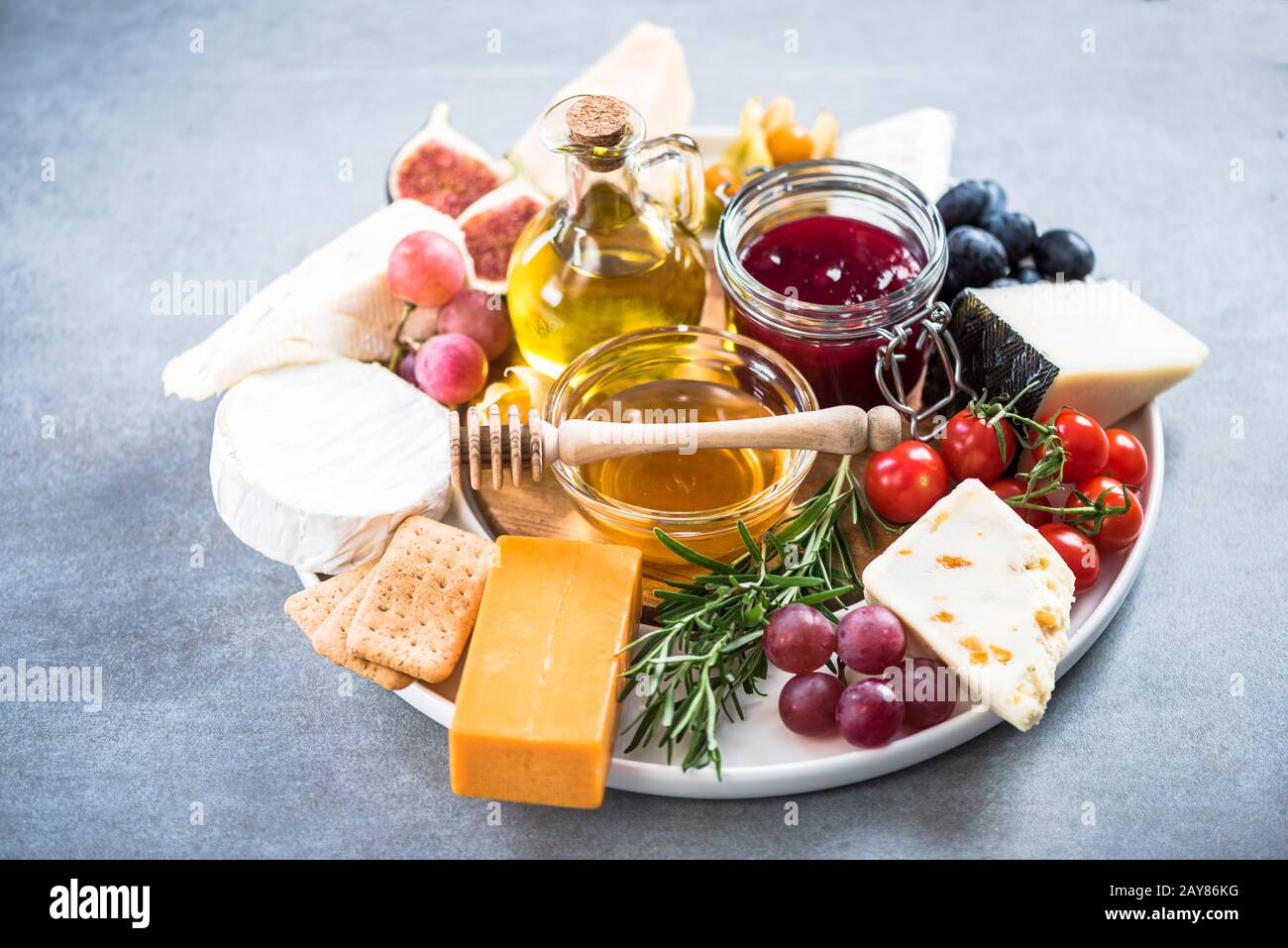 Plateau à fromage avec canneberges et fruits d'automne Banque D'Images