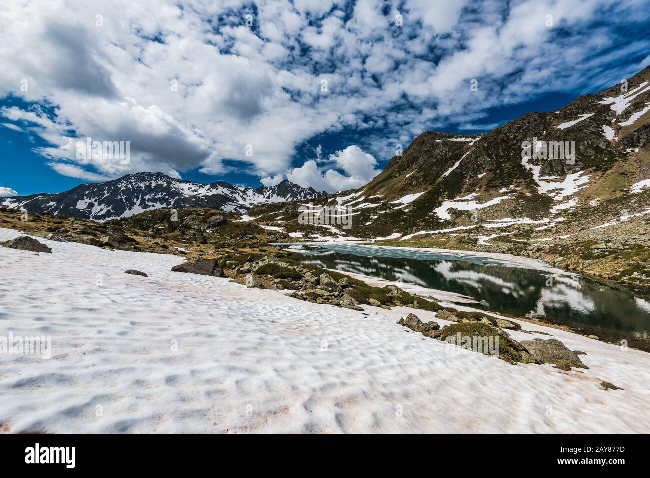 Neige patchs dans les Pyrénées au printemps Banque D'Images